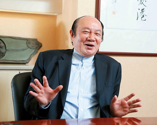 詹培忠多次捲入官司,包括2021年被指涉嫌在配售可换股票据以增加上市公司股本时,隐暪秘密“买壳”协议,被控串谋欺诈联交所、该上市公司以及其董事会和股东,并涉处理犯罪得益4,200万元。 詹培忠多次捲入官司,包括2021年被指涉嫌在配售可换股票据以增加上市公司股本时,隐暪秘密“买壳”协议,被控串谋欺诈联交所、该上市公司以及其董事会和股东,并涉处理犯罪得益4,200万元。