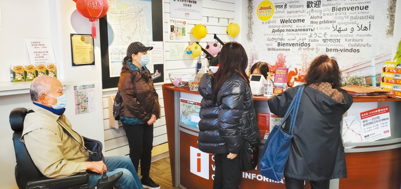 连日来到星岛日报华埠办事处预订星岛网络收音机的听众络绎不绝。记者黄伟江摄 连日来到星岛日报华埠办事处预订星岛网络收音机的听众络绎不绝。记者黄伟江摄