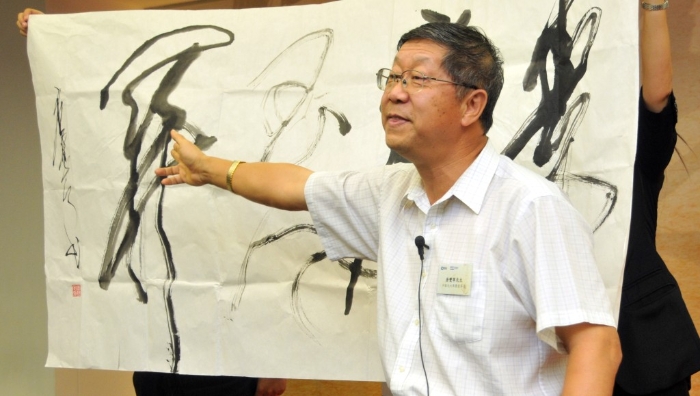 2011年唐双宁在香港城大演讲时现场表演书法。