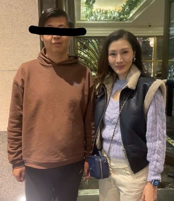 李嘉欣获邀合照来者不拒。