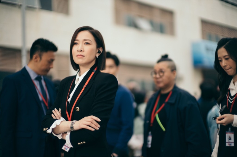 佘诗曼在内地人气高,近来又因TVB台庆剧《新闻女王》使她工作不断,经常中港两地走。 佘诗曼在内地人气高,近来又因TVB台庆剧《新闻女王》使她工作不断,经常中港两地走。