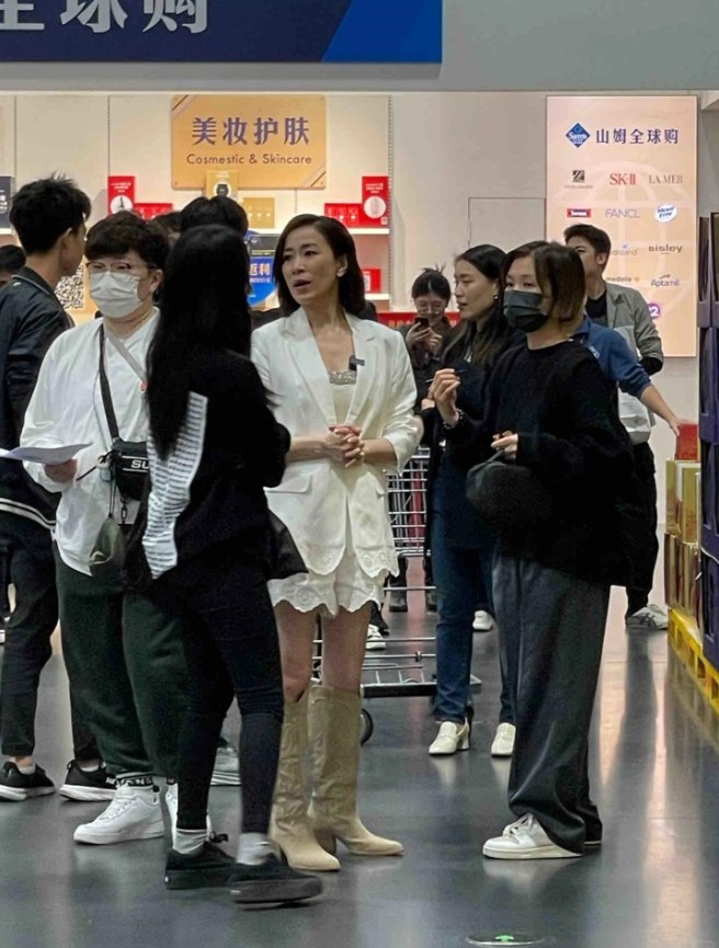 佘诗曼出现实时引发店内客人围观及拍照。 佘诗曼出现实时引发店内客人围观及拍照。