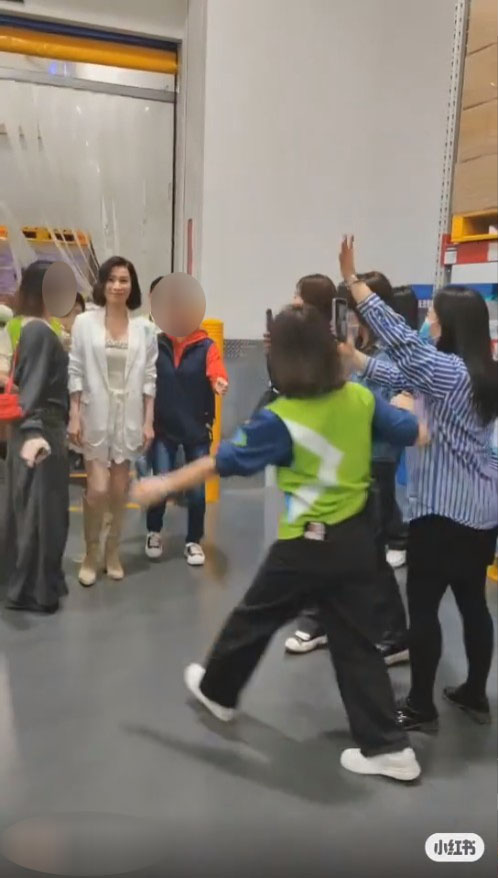 其间一名女士似乎因见到佘诗曼太兴奋,冲上前想跟佘诗曼拍照。 其间一名女士似乎因见到佘诗曼太兴奋,冲上前想跟佘诗曼拍照。