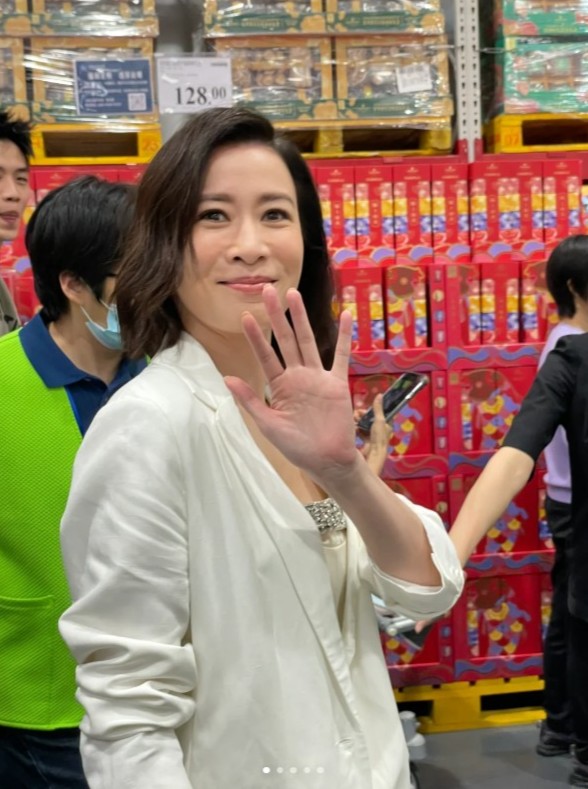 佘诗曼昨日现身山姆超市时,被近距离拍特写照都未见有走样。 佘诗曼昨日现身山姆超市时,被近距离拍特写照都未见有走样。