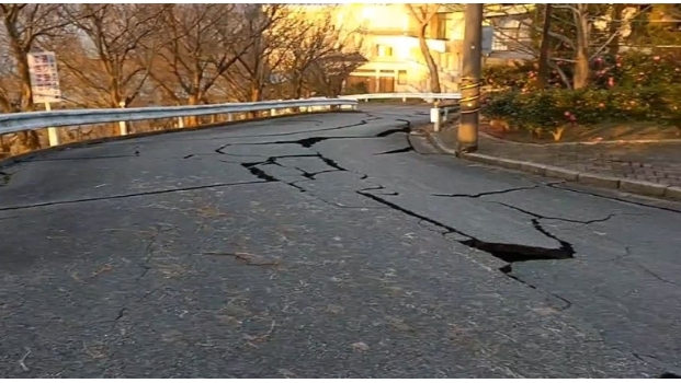 地震后，路面出现裂痕