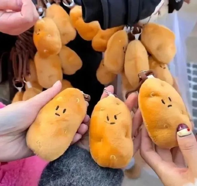 今年大量南方旅客涌向哈尔滨游玩，令“小土豆”成为话题及热卖商品。网络图片