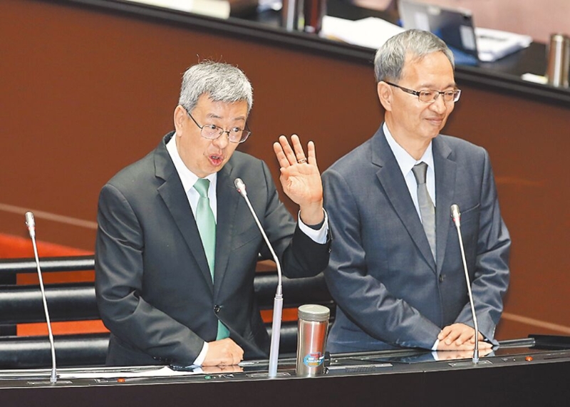 台湾立法机构9日临时会针对高端合约请台行政管理机构专案报告，下午质询过程中，“国家级”警报突然响起，台行政管理机构负责人陈建仁（左）在答复时误称是大陆发射导弹，随后面对“立委”林为洲的质疑，陈揆澄清他口误，是发射卫星而不是导弹。