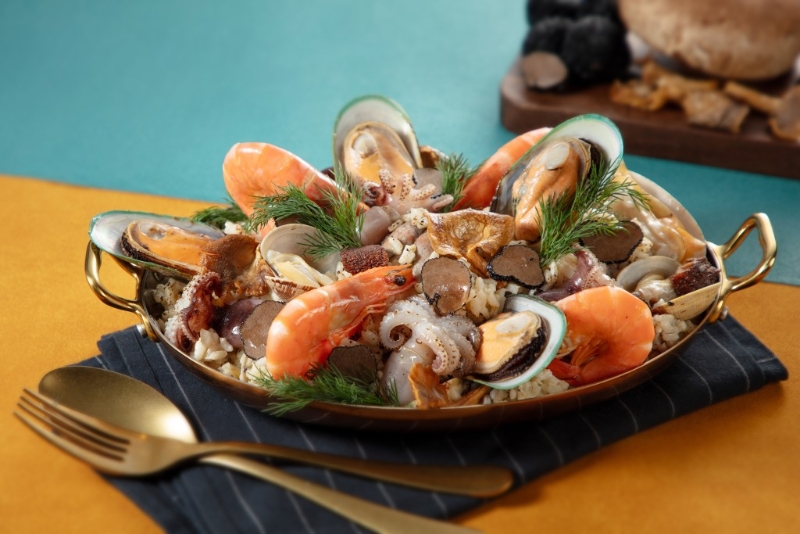 百乐酒店 Park café法式煮“意”海鲜自助晚餐——黑松露野菌海鲜意大利饭,米饭沾满黑松露香气精华,软硬适中具有嚼劲,加上白蚬、虾肉和八爪鱼的鲜味,层次丰富。 百乐酒店 Park café法式煮“意”海鲜自助晚餐——黑松露野菌海鲜意大利饭,米饭沾满黑松露香气精华,软硬适中具有嚼劲,加上白蚬、虾肉和八爪鱼的鲜味,层次丰富。