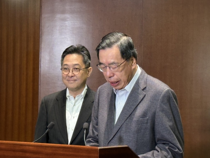 梁君彦（右）公布陈维安（左）退休后的接班安排。 （何嘉敏摄）