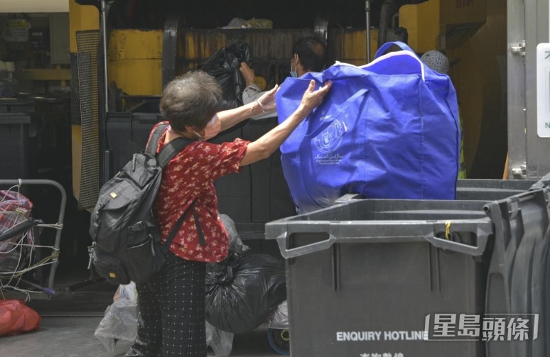 不少市民为免丢垃圾都要付费，近月纷纷清理家中多余杂物。
