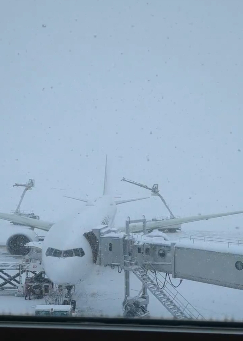 新千岁机场在大雪下维持运作