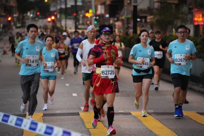 亦有女跑手身穿特意设计的国风旗袍运动服。