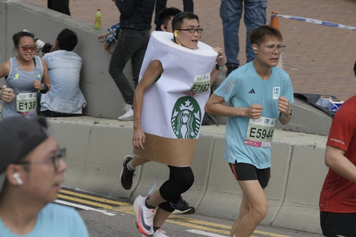 不少跑手盛装打扮出席今次赛事，此人打扮十足咖啡罐。