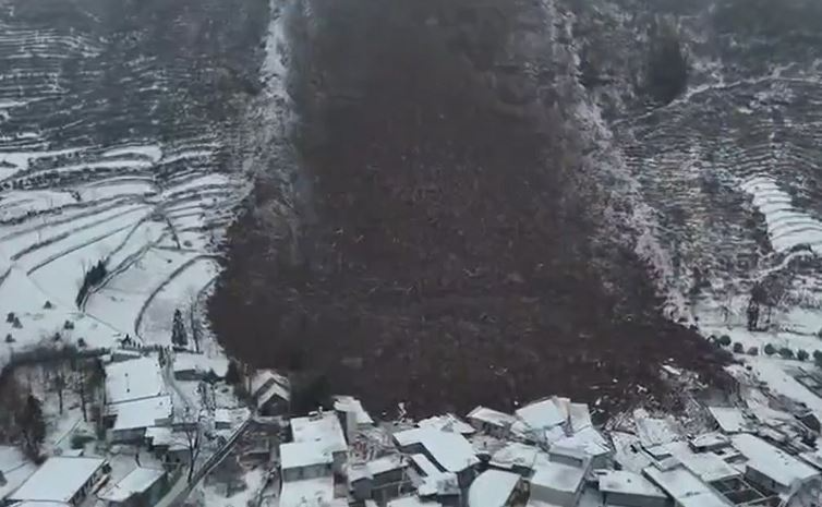 山泥倾泻现场附近有煤矿公司，有村民怀疑事故与过度开采有关。 影片截图
