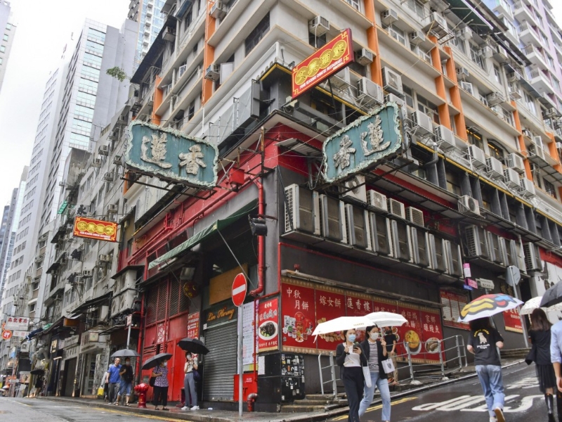 莲香楼于香港开设分店，辗转搬至中环威灵顿街，占7层唐楼的地下及一楼，楼下店面卖年糕唐饼，楼上则为茶室。