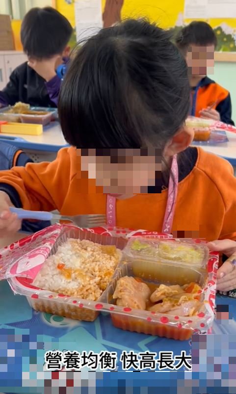 低年纸小学生食得开怀。