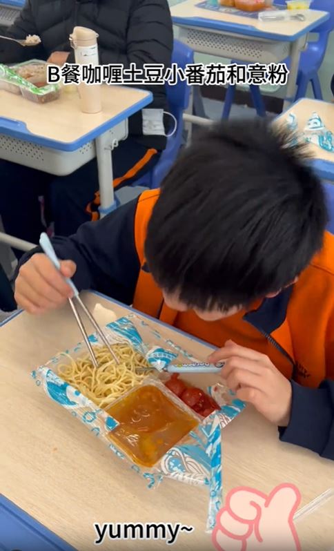 从片中可见，高年级学生的饭盒菜式有3款菜式。1