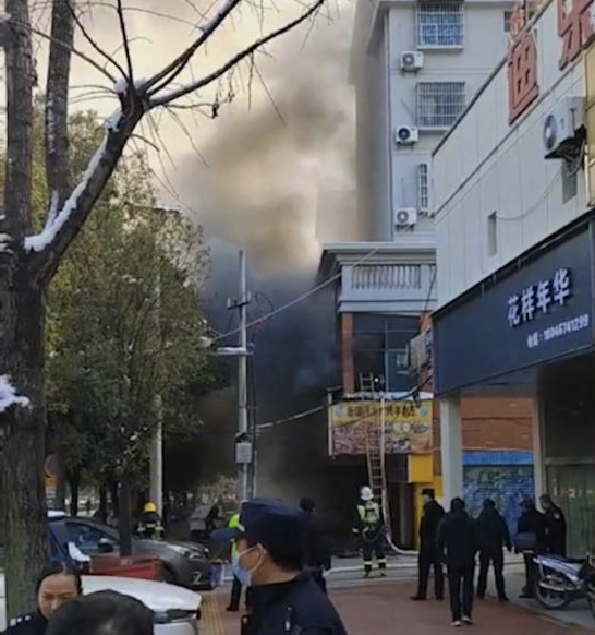 江西新余店铺火灾 至少25人被烧死