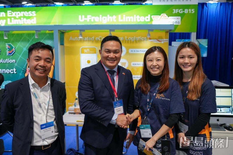 去年11月，叶翠玲与团队参加“亚洲物流航运及空运会议2023”，与同行分享自动化电商仓库运作的经验。
