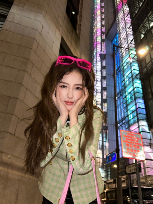 内地当红小花虞书欣早前于微博发布于香港街头拍摄的照片。