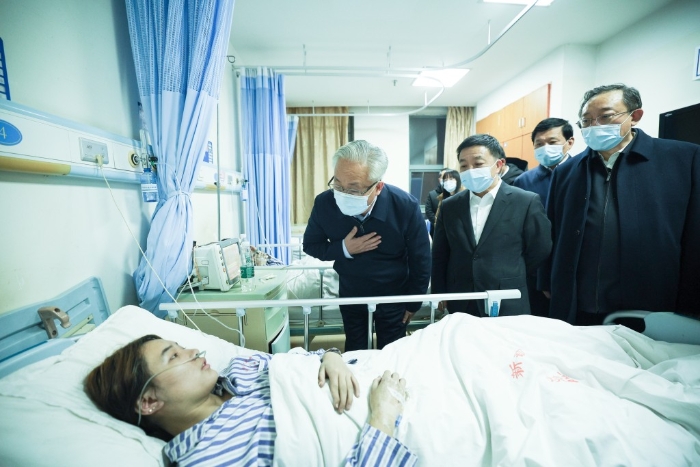 张国清抵达后来到新余市新钢中心医院看望受伤人员。