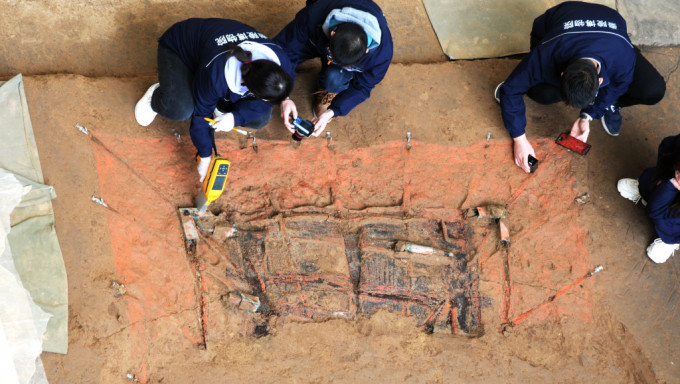秦皇陵1号陪葬墓出土珍贵文物，首次发现的“四轮独輈马车”
