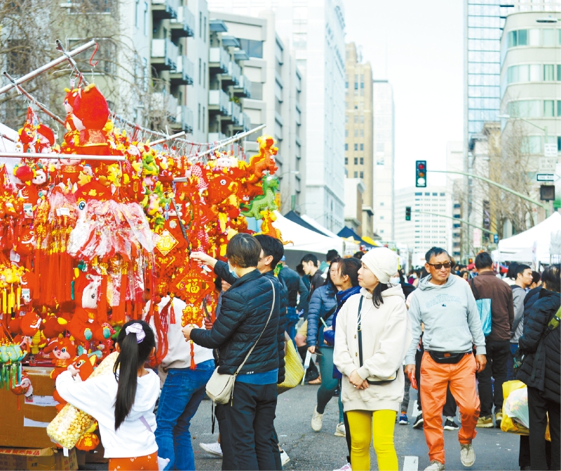 屋崙龙年摆街会人潮涌动，热闹非常。记者苏婕雅摄