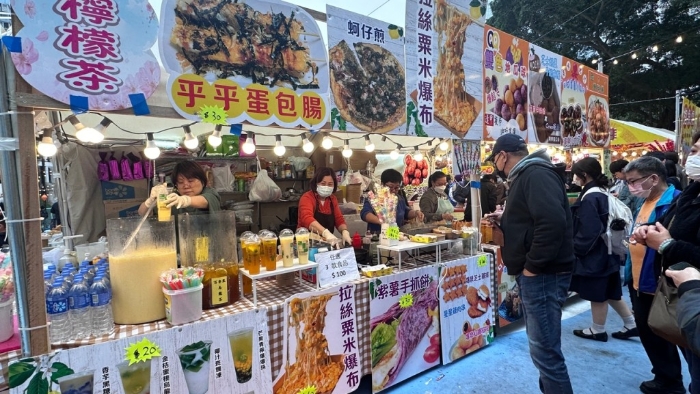 食物种类繁多，传来阵阵香味。