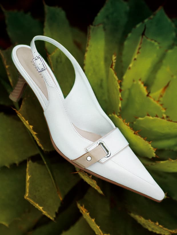 品牌于2004年以一双金属钒带高跟鞋打响名堂。 品牌于2004年以一双金属钒带高跟鞋打响名堂。