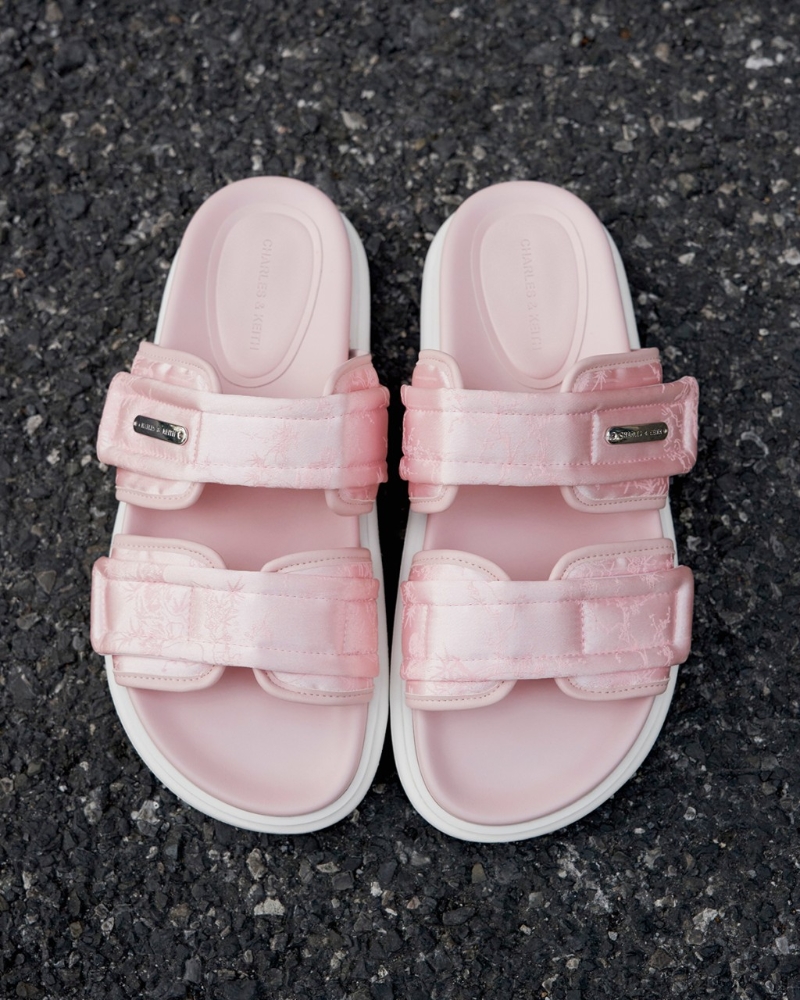 春节系列浅粉红色Clementine双带厚底拖鞋$499。 春节系列浅粉红色Clementine双带厚底拖鞋$499。