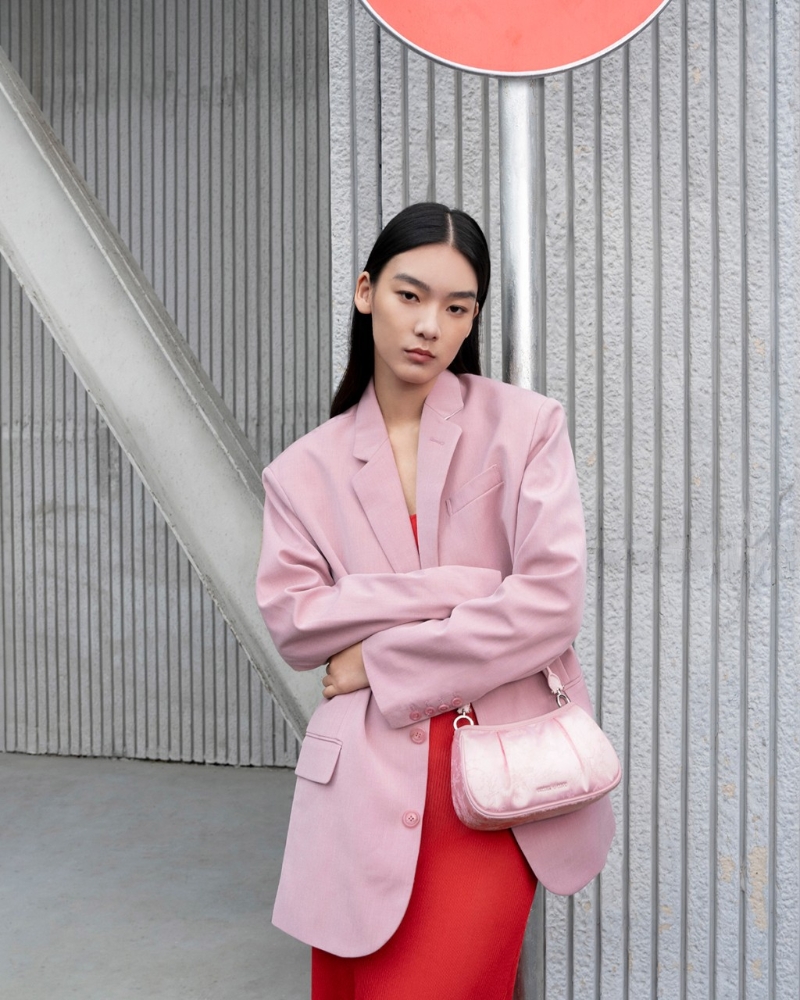 春节系列粉红色绮面手袋$439。 春节系列粉红色绮面手袋$439。