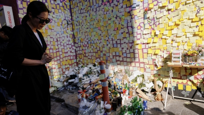 梨泰院惨剧发生一周年，墙上贴满了追思悼念的留言。