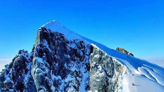 哈巴雪山有中年登山客因体力不支滑倒死亡