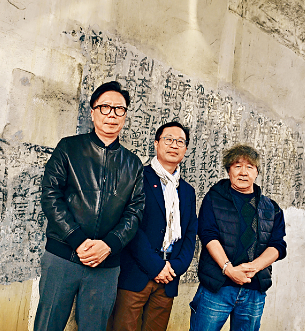 墨宝工程主要由刘家鸿（左）及谈艺坊（右）合作修复，港铁高级工程建筑经理郑珏慧（中）为该项目的统筹。