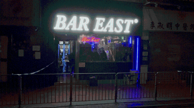 案发于筲箕湾道195号吧东酒吧内,5名恶煞闯入后不由分说向场内2名男子挥刀袭击。 案发于筲箕湾道195号吧东酒吧内,5名恶煞闯入后不由分说向场内2名男子挥刀袭击。