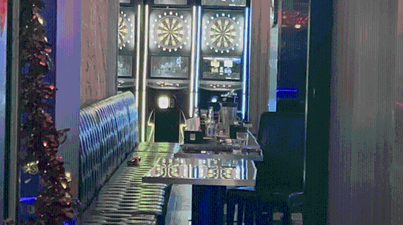 当时一班男女正在场内消遣,突遭袭击。 当时一班男女正在场内消遣,突遭袭击。