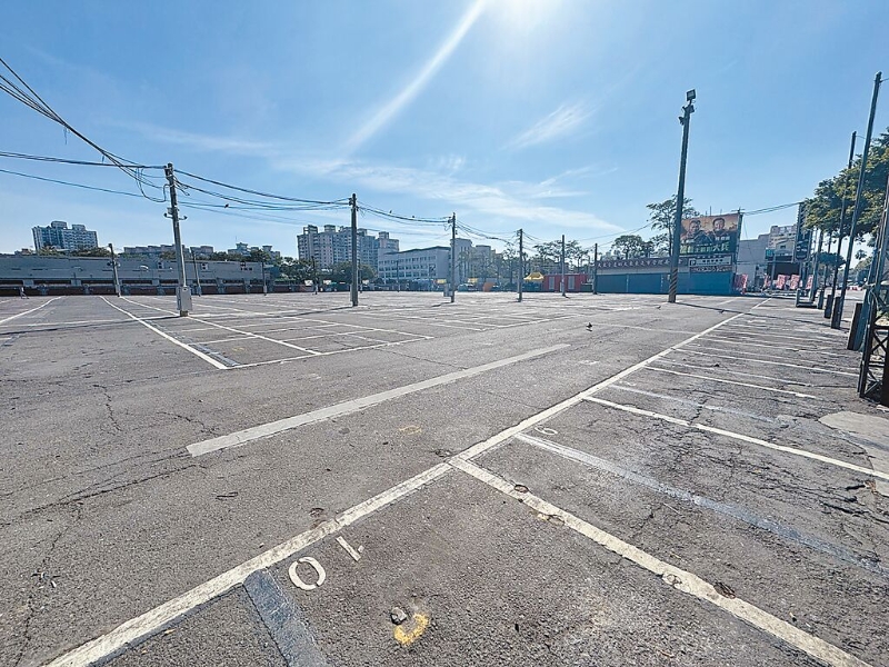 目前场地空荡荡 目前场地空荡荡