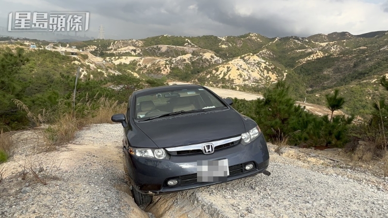 警方在稔湾路的山坡上发现陈男的私家车。 蔡楚辉摄 警方在稔湾路的山坡上发现陈男的私家车。 蔡楚辉摄
