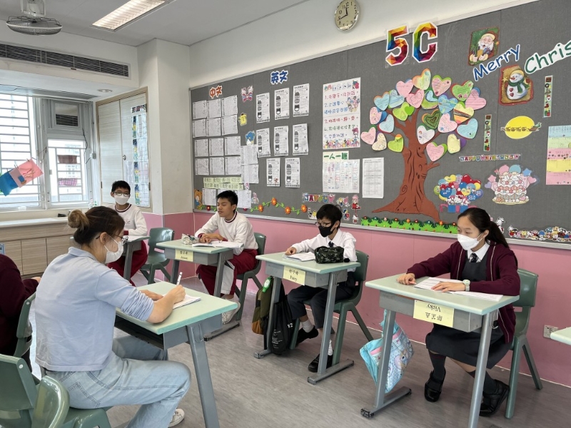 校方为小六同学提供模拟面试班。 校方为小六同学提供模拟面试班。