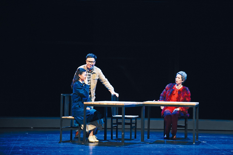 《喂……他不在》女主角Jean(黎玉清饰)与手机主人的母亲高太太(叶童饰)及弟弟Dwight(黄珏基饰)初次会面。 《喂……他不在》女主角Jean(黎玉清饰)与手机主人的母亲高太太(叶童饰)及弟弟Dwight(黄珏基饰)初次会面。