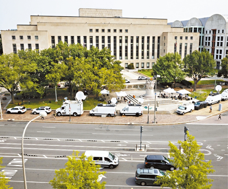据不愿透露身分的知情人士表示,联邦官员讨论特朗普大选争议案的保安措施,包括提早在2月于普雷蒂曼联邦法院大楼外设置金属围栏,封锁数个街区的行人路。 POLITICO图片 据不愿透露身分的知情人士表示,联邦官员讨论特朗普大选争议案的保安措施,包括提早在2月于普雷蒂曼联邦法院大楼外设置金属围栏,封锁数个街区的行人路。 POLITICO图片