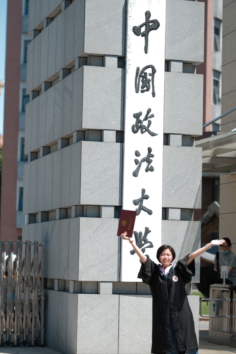 学警林颖欣大学毕业照