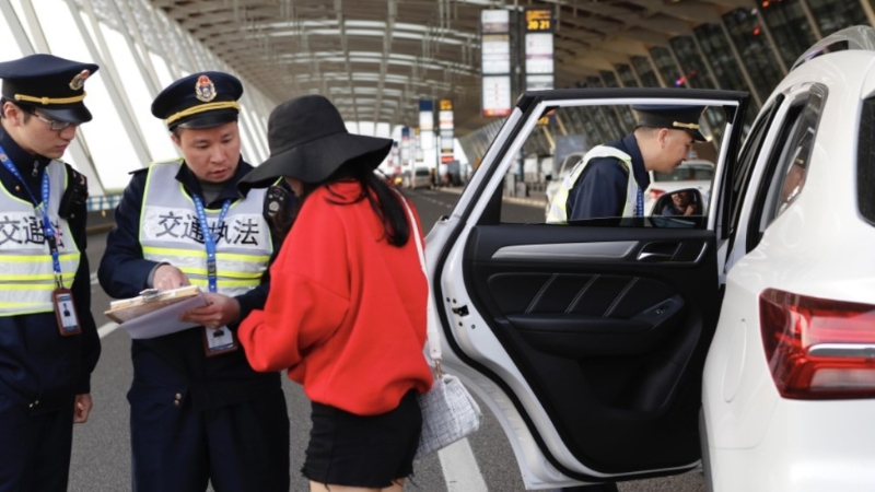上海浦东机场收回对网约车的禁令。 中新社