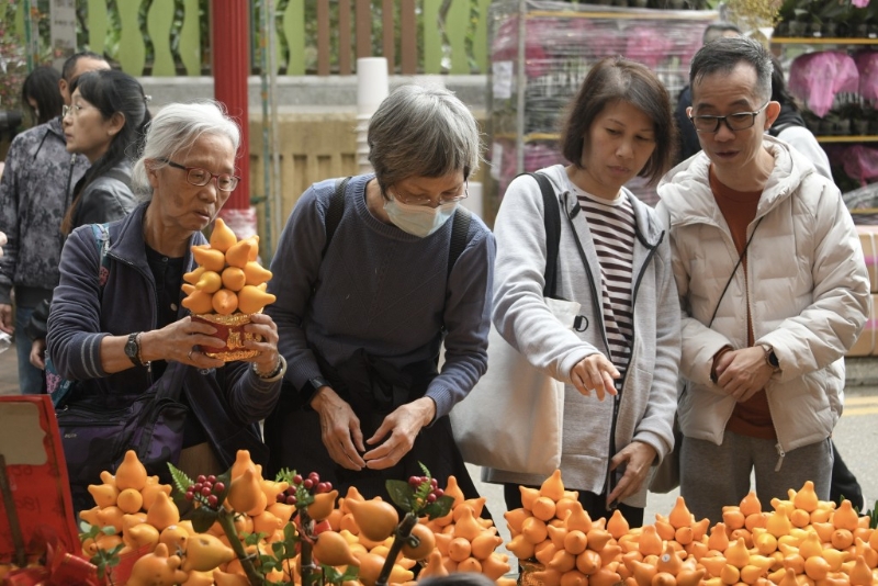 不少一家结伴同行到花墟买花。