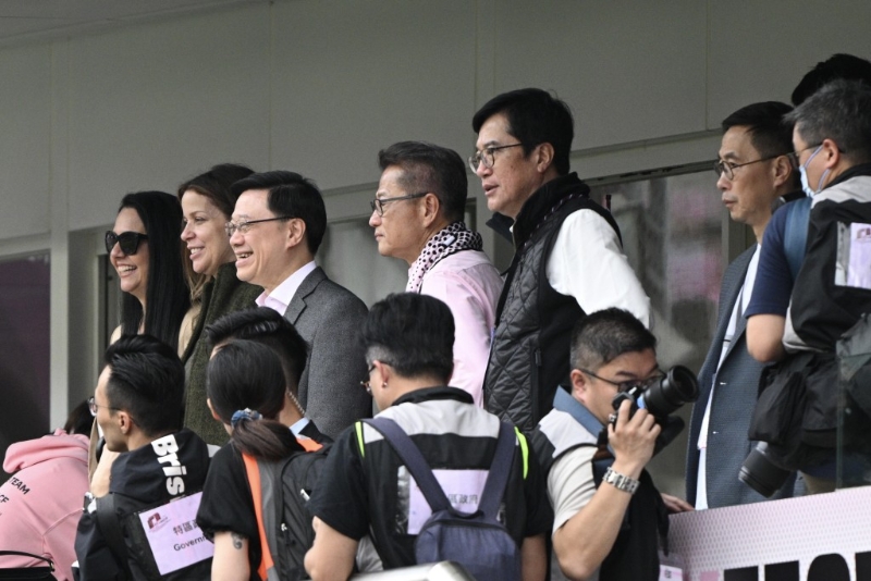行政长官李家超(左三)等政府官员到场观赛 行政长官李家超(左三)等政府官员到场观赛