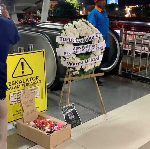 印尼有民众不满火车站有扶手电梯故障百日未修复,带花圈前往悼念、 印尼有民众不满火车站有扶手电梯故障百日未修复,带花圈前往悼念、