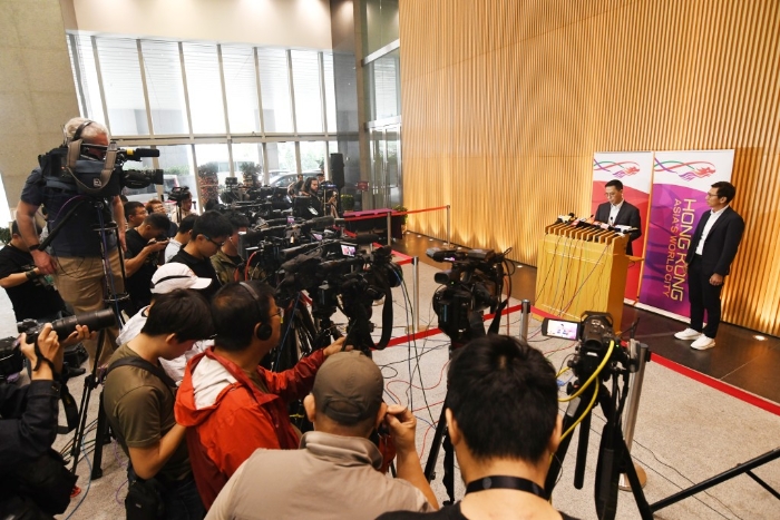 杨润雄今午与体育专员黄德森就事件会见传媒。