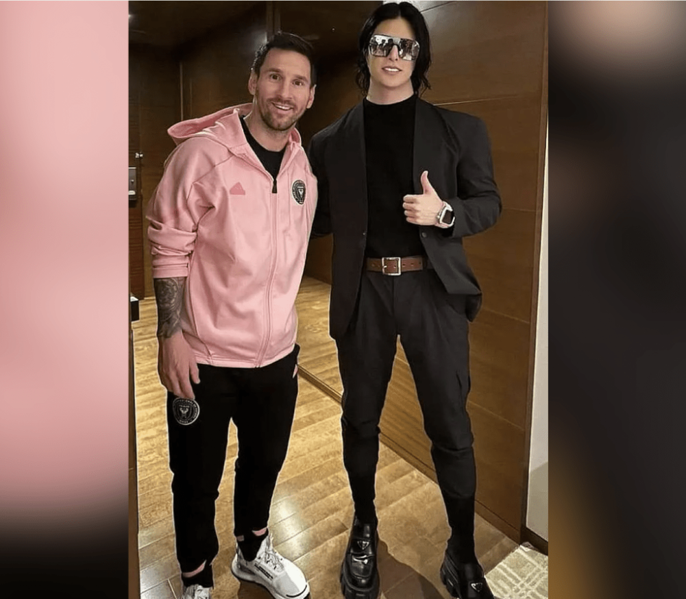 照片中的美斯望着镜头露齿微笑,且将身体稍稍斜向对方,表现得十分亲切。 照片中的美斯望着镜头露齿微笑,且将身体稍稍斜向对方,表现得十分亲切。