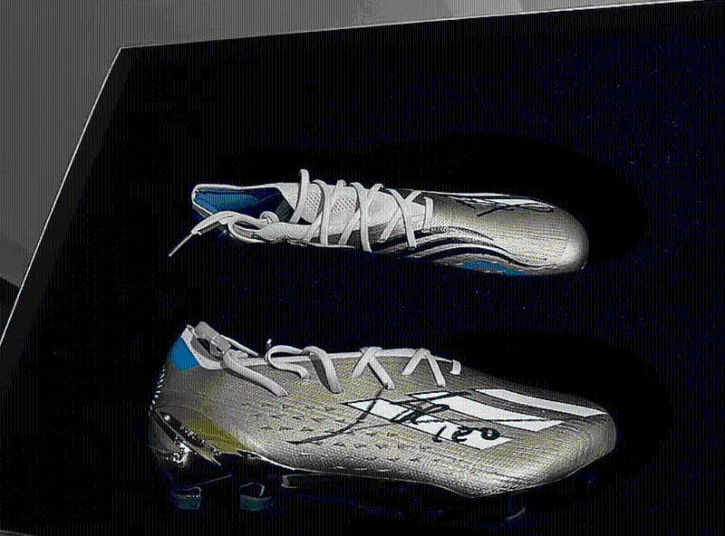 罗兰Roland在其instagram官方频道上载了3张照片,除了与美斯合照,还有一对美斯签名的球鞋,相信是美斯所送。 罗兰Roland在其instagram官方频道上载了3张照片,除了与美斯合照,还有一对美斯签名的球鞋,相信是美斯所送。