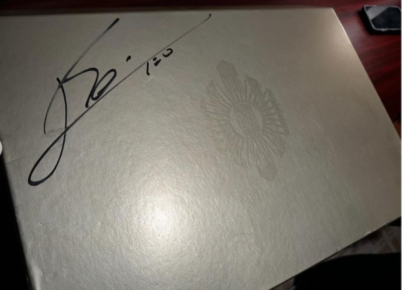 罗兰Roland在其instagram官方频道上载了3张照片,其中1张有美斯的亲笔签名。 罗兰Roland在其instagram官方频道上载了3张照片,其中1张有美斯的亲笔签名。